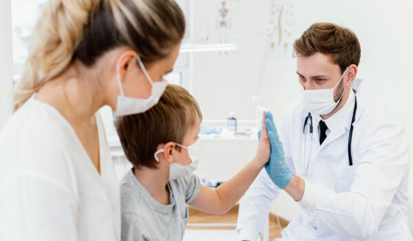 Equipe médica examinando uma criança