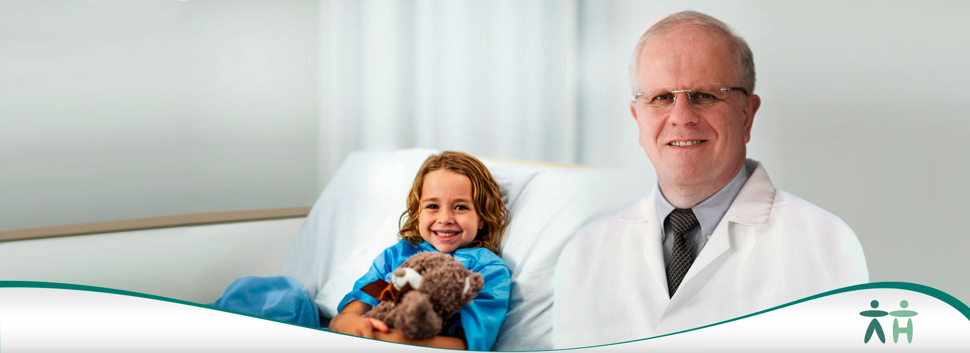 Dr. Antonio Heinisch com uma criança sorridente